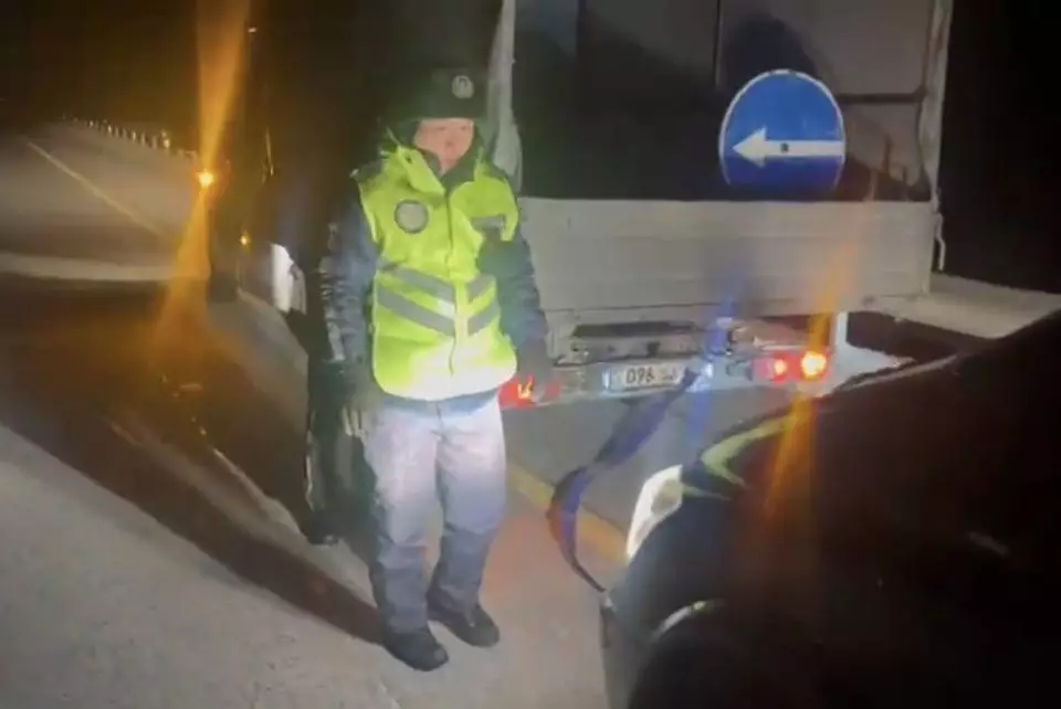 Полицейские помогли водителям на трассе в сильный мороз в Акмолинской области