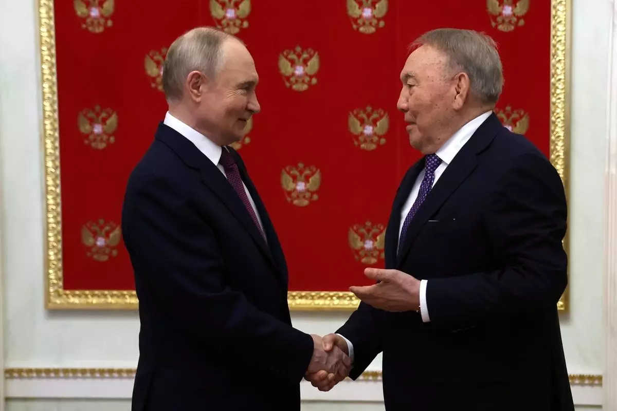 Путин провел рабочую встречу с первым президентом Казахстана Назарбаевым.