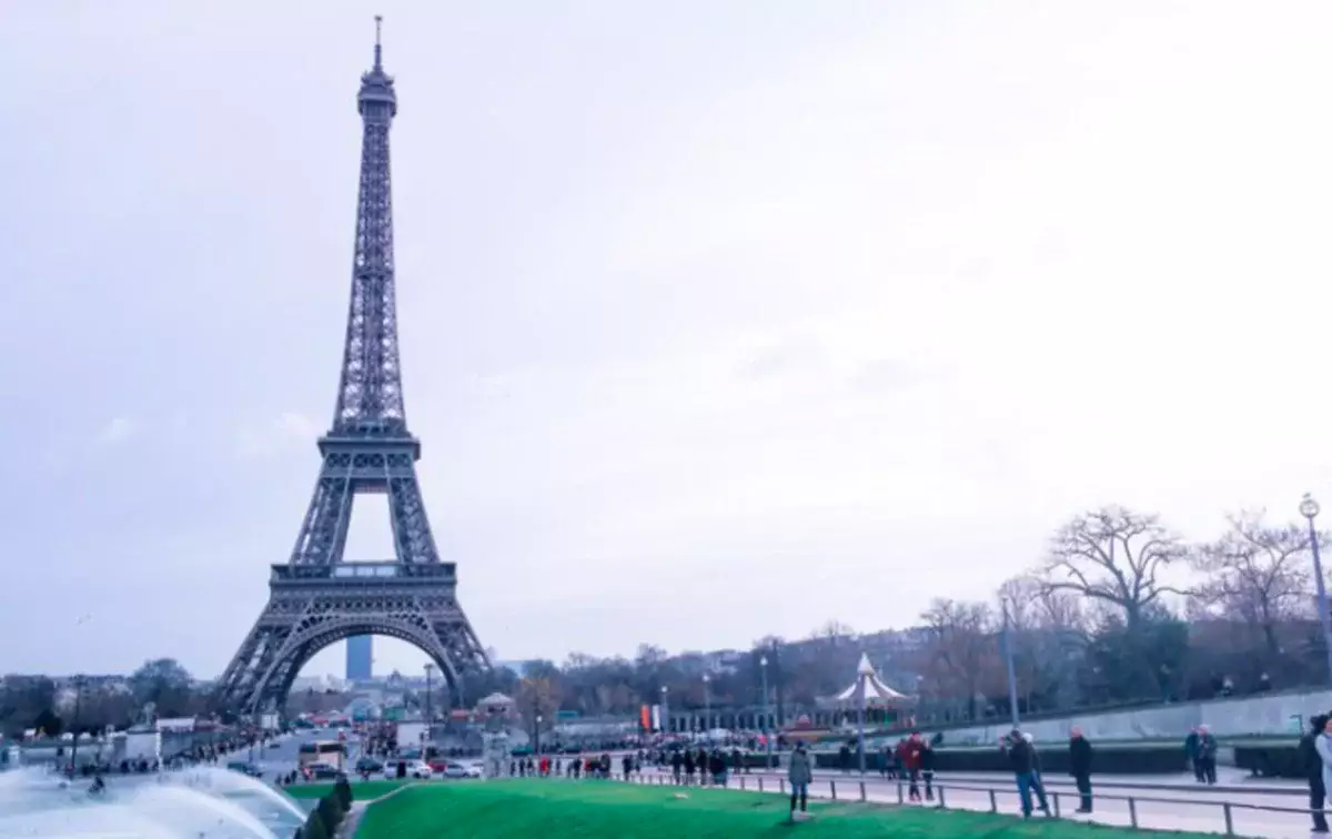 Сорок человек арестованы за запуск фейерверков возле Эйфелевой башни в Париже