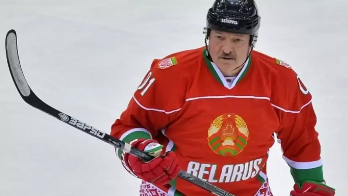 Лукашенконы хоккей ойыны кезінде командаласы шайбамен ұрып, оңбай құлады