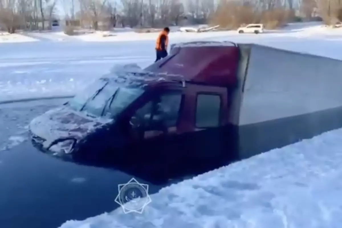 Грузовик провалился под лёд в ЗКО