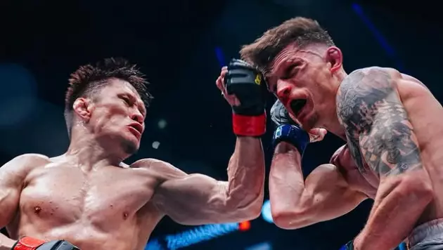 Досрочно завершился бой Жалгаса Жумагулова за чемпионский пояс