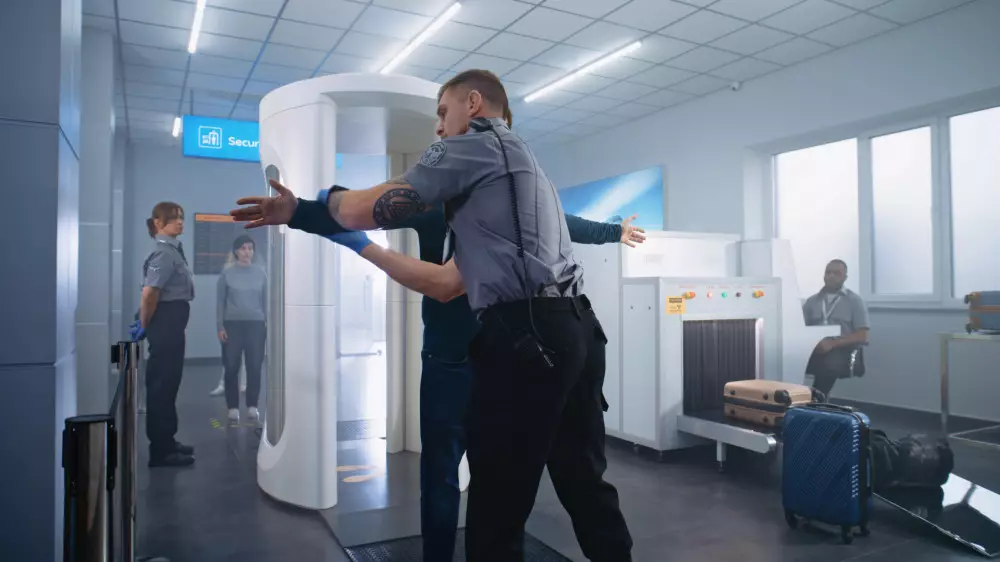 Снимут с рейса: какие новогодние подарки категорически нельзя брать в самолет