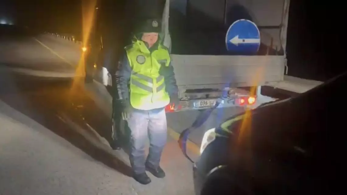 Ақмола облысында полицейлер жолда қалған жүргізушілерге көмек көрсетті
