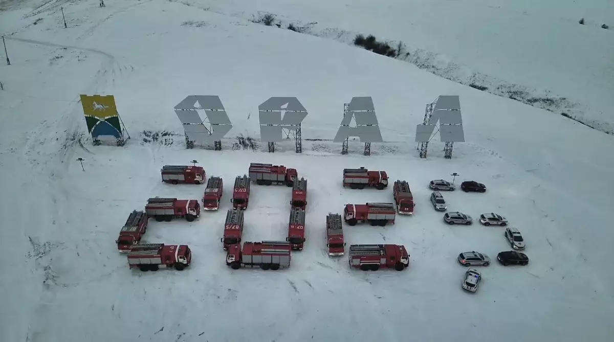 Сотрудники ДЧС ЗКО необычно поздравили казахстанцев с наступающим Новым годом