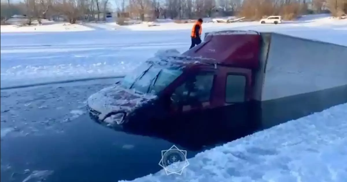  Батыс Қазақстанда жүк көлігі мұз астына түсіп кеткен 