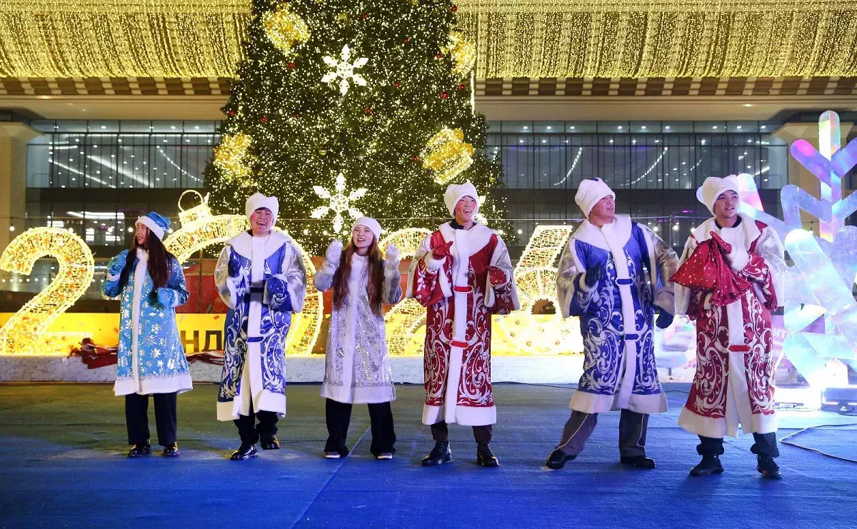 Новогодний гала-концерт на площади Абая собрал сотни алматинцев и гостей города