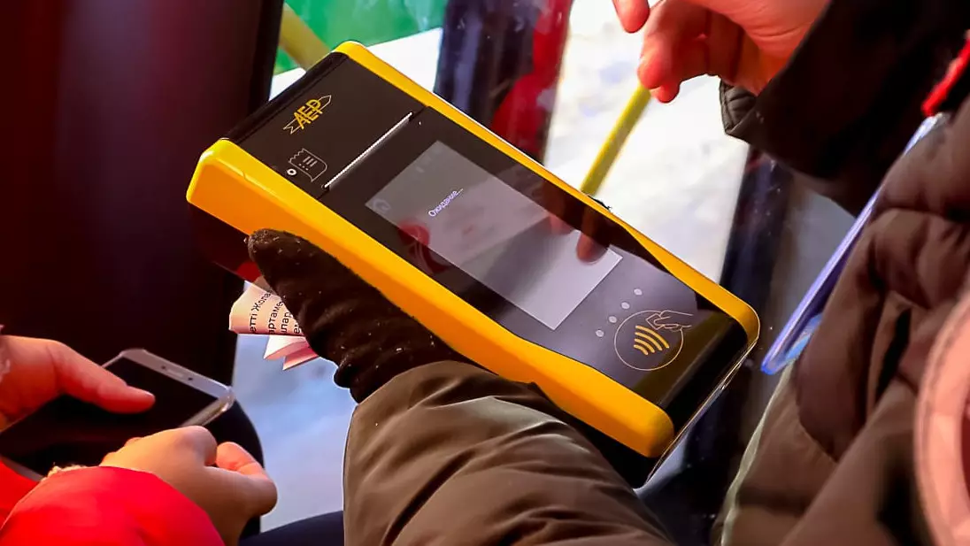 Алматы автобустарында жолақысын төлеудің жаңа тәсілі енгізілді