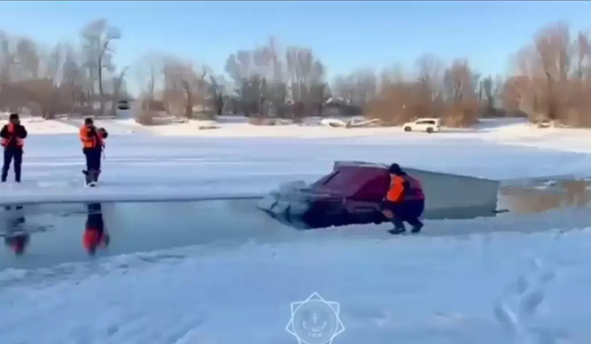 Водитель утопил грузовик, выехав на лед в ЗКО (ВИДЕО)