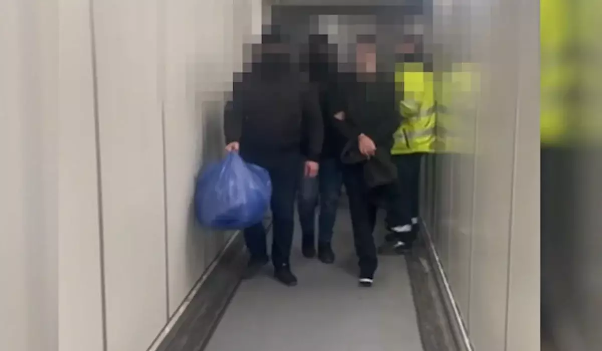 Похищал людей и отбирал имущество: подозреваемого экстрадировали из Грузии в Казахстан (ВИДЕО)