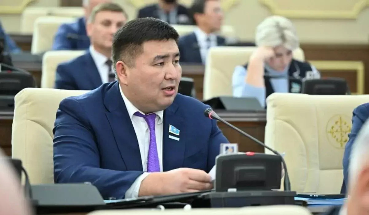 «Бороться за власть – суть партий»: Бейсенбаев о доминировании «Аманата» и слабой конкуренции