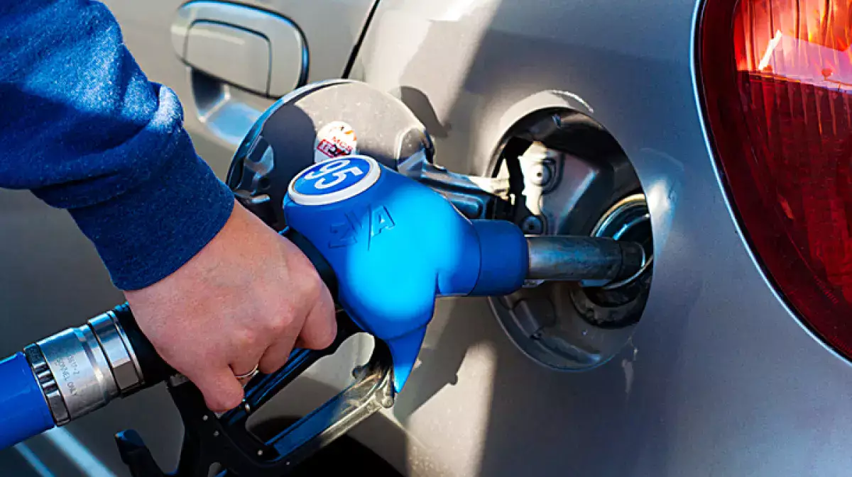 От 205 до 316 тенге за литр: чего ждать казахстанцам от цен на бензин в 2026 году - новости на Lada.kz 29.12.2025