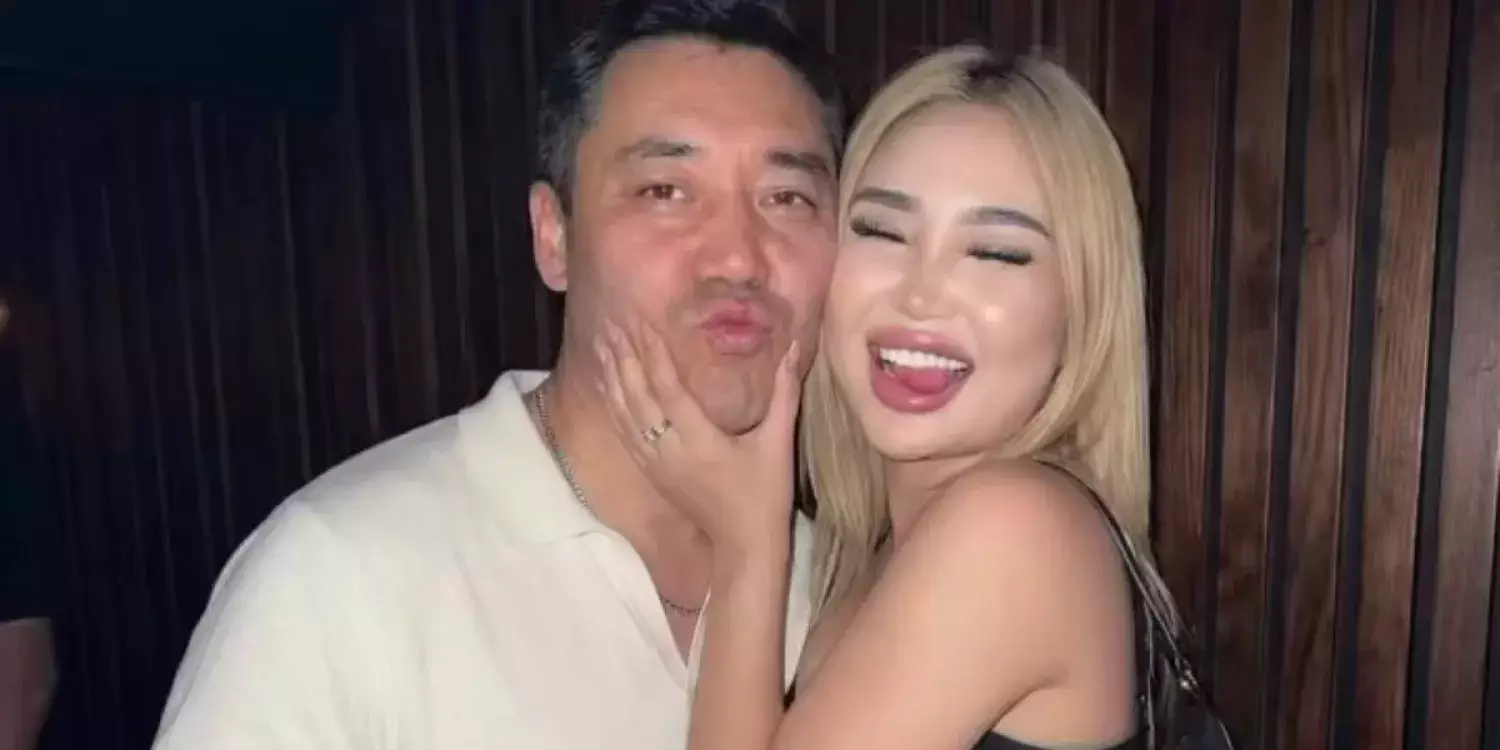 Блогер президентпен құшақтасқан суреті үшін айыппұл арқалады