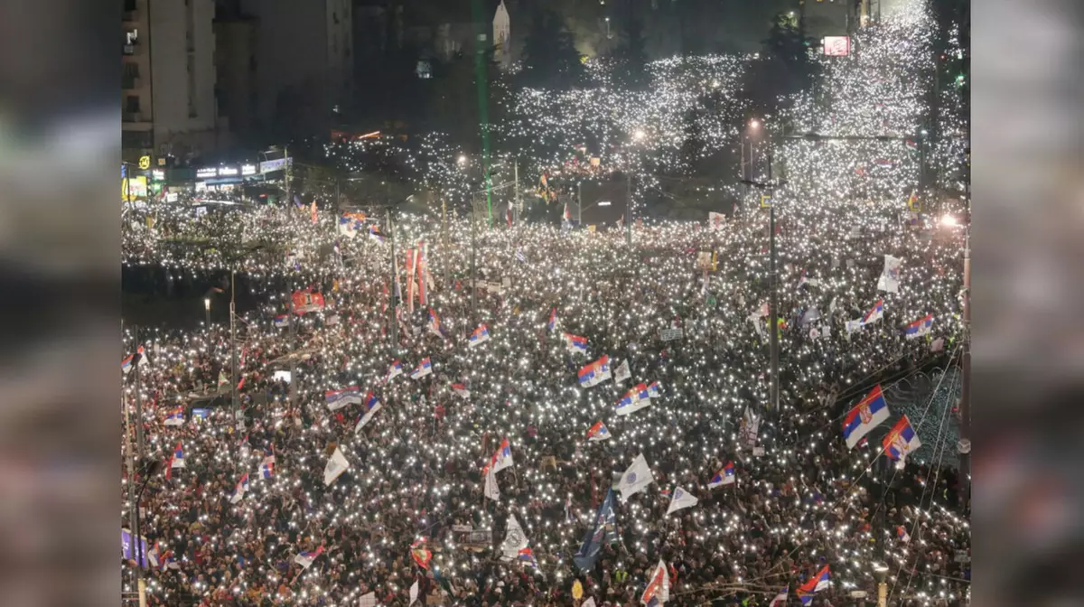 В Сербии назначили досрочные парламентские выборы после года протестов