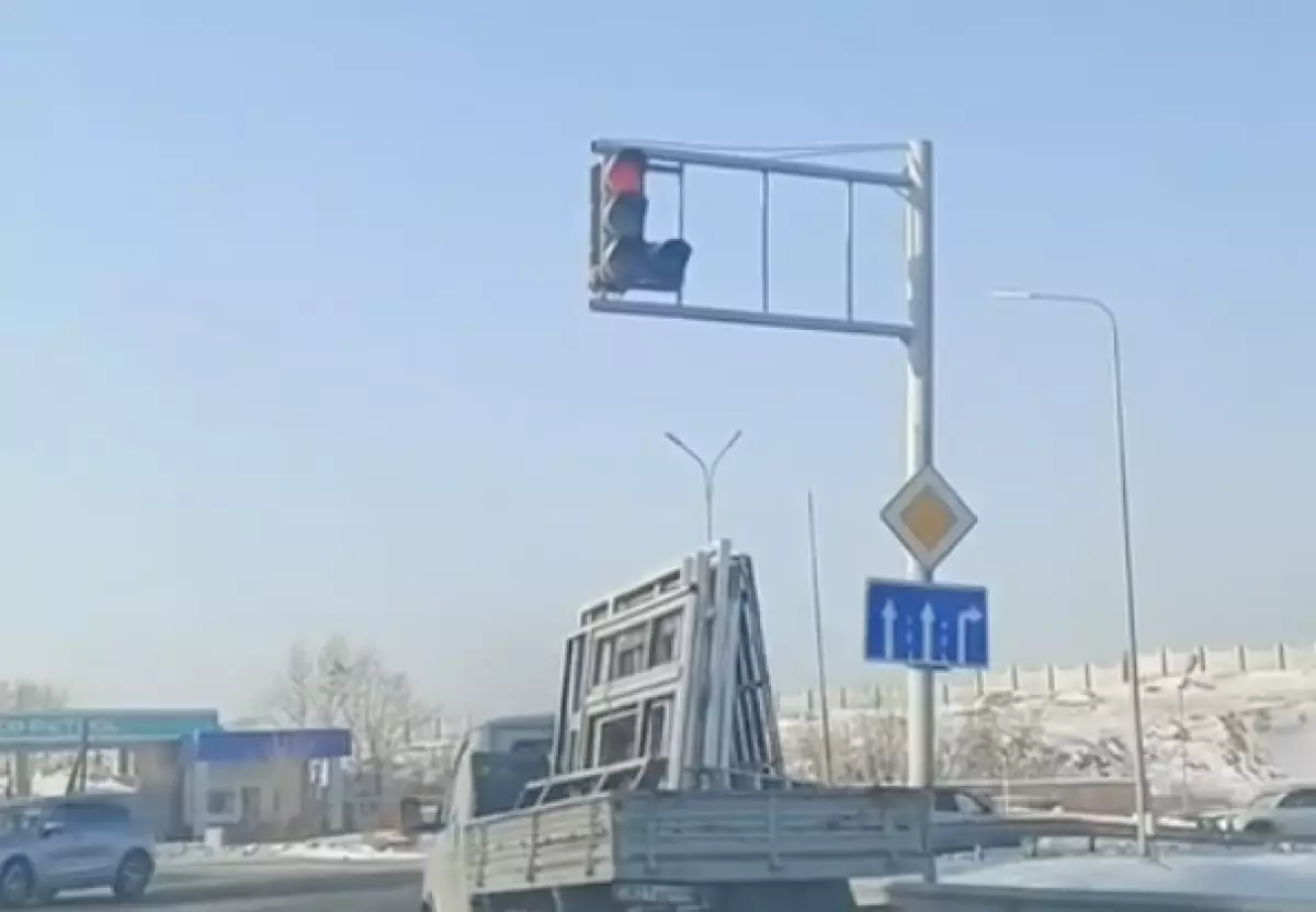 Семейде бағдаршам істемей, жолдағы тәртіп бұзылды