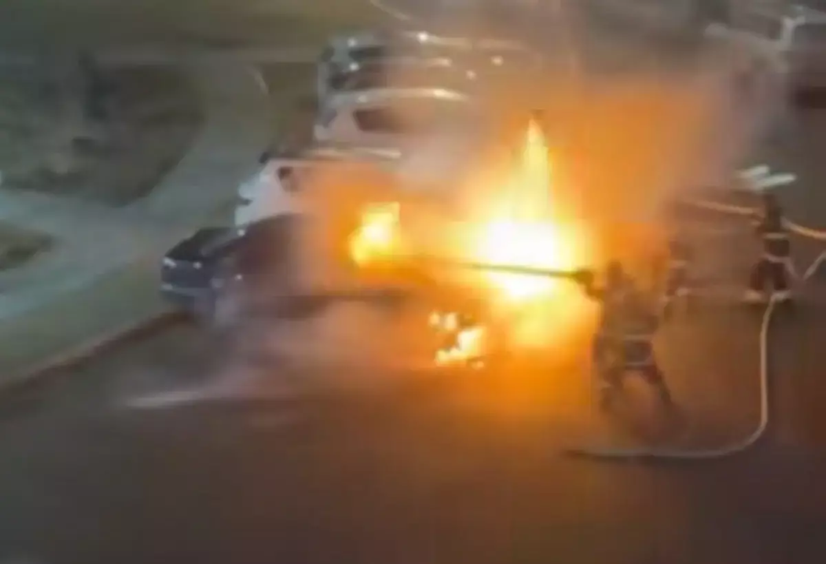 Mercedes-Benz загорелся ночью в Актау (видео) - новости на Lada.kz 29.12.2025