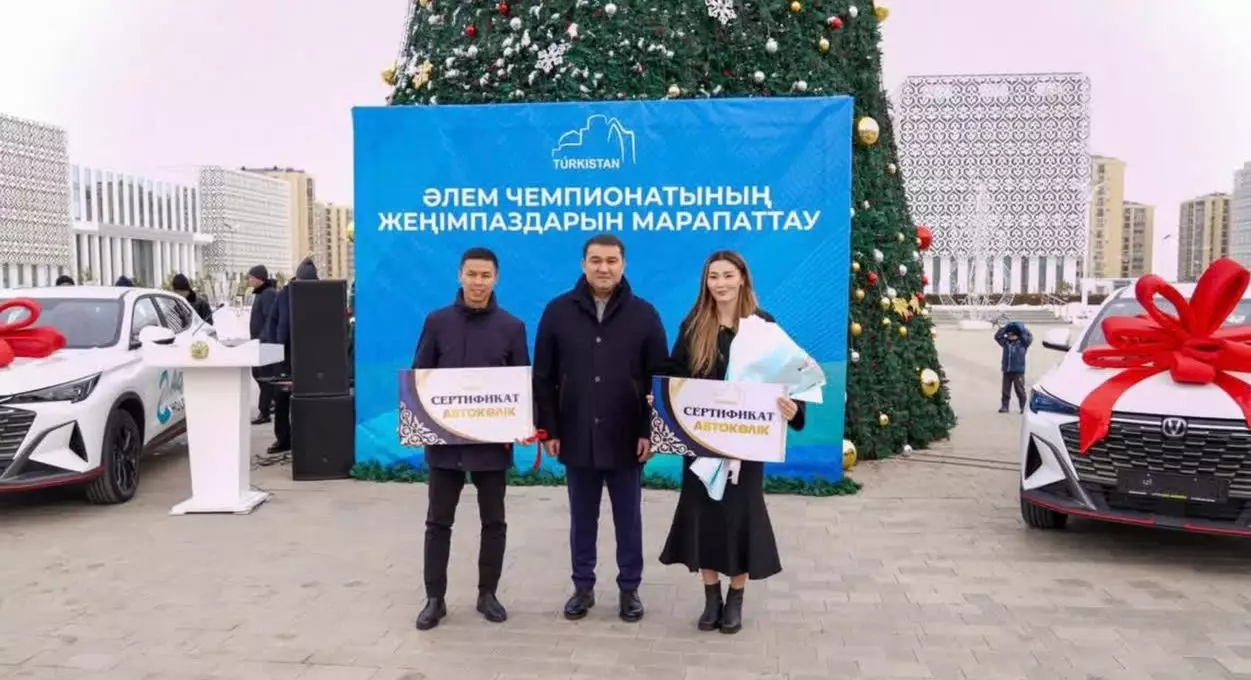 Түркістан облысы екі дүркін әлем чемпионы Сәкен Бибосынов пен каратэші Әсел Қанайға көлік сыйлады