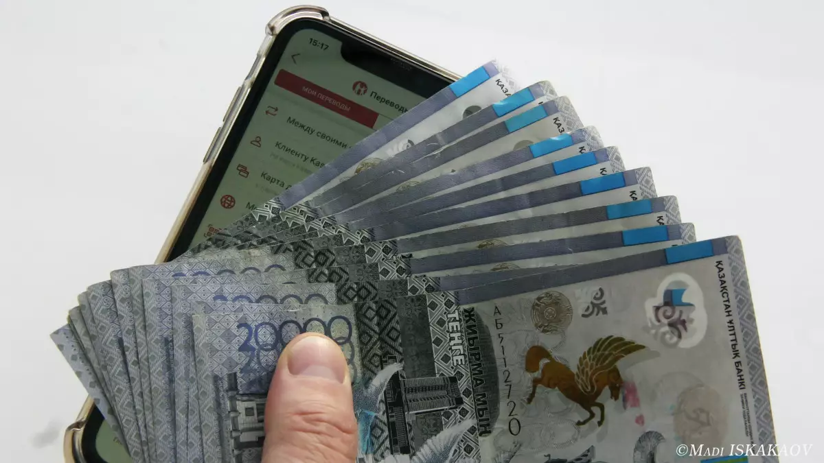 Зейнеткерлердің атына несие рәсімдеген банк менеджері ұсталды