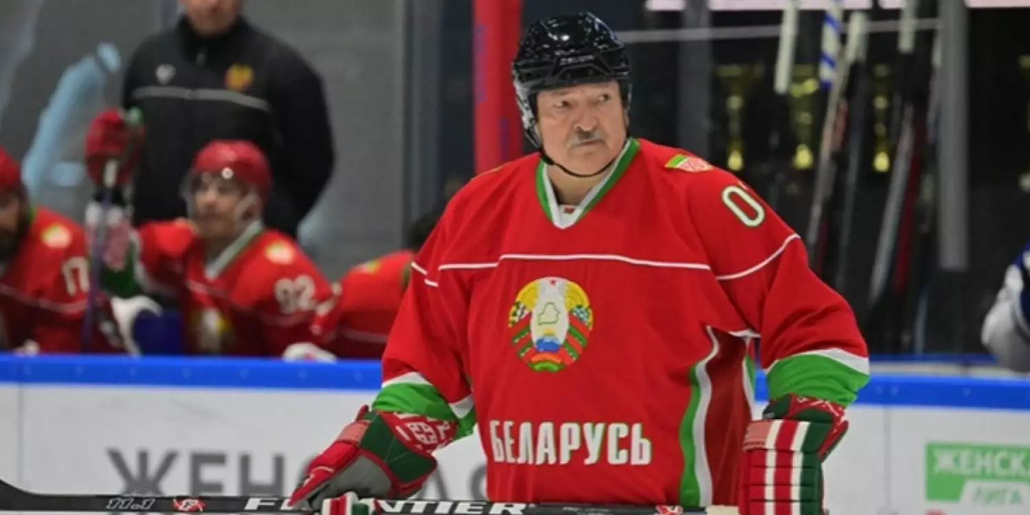 Беларусь президентін хоккей кезінде  қарсыласы құлатып кетті