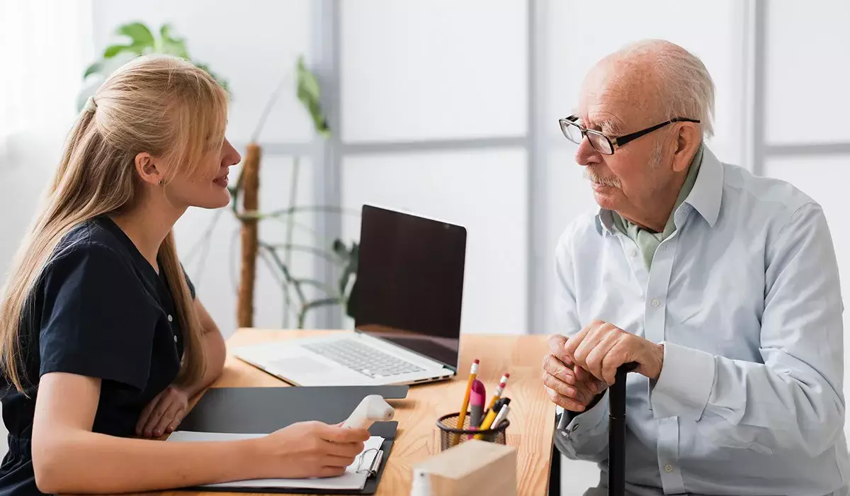 Ақтөбеде зейнеткерлердің атынан заңсыз несие рәсімдеген банк қызметкері ұсталды