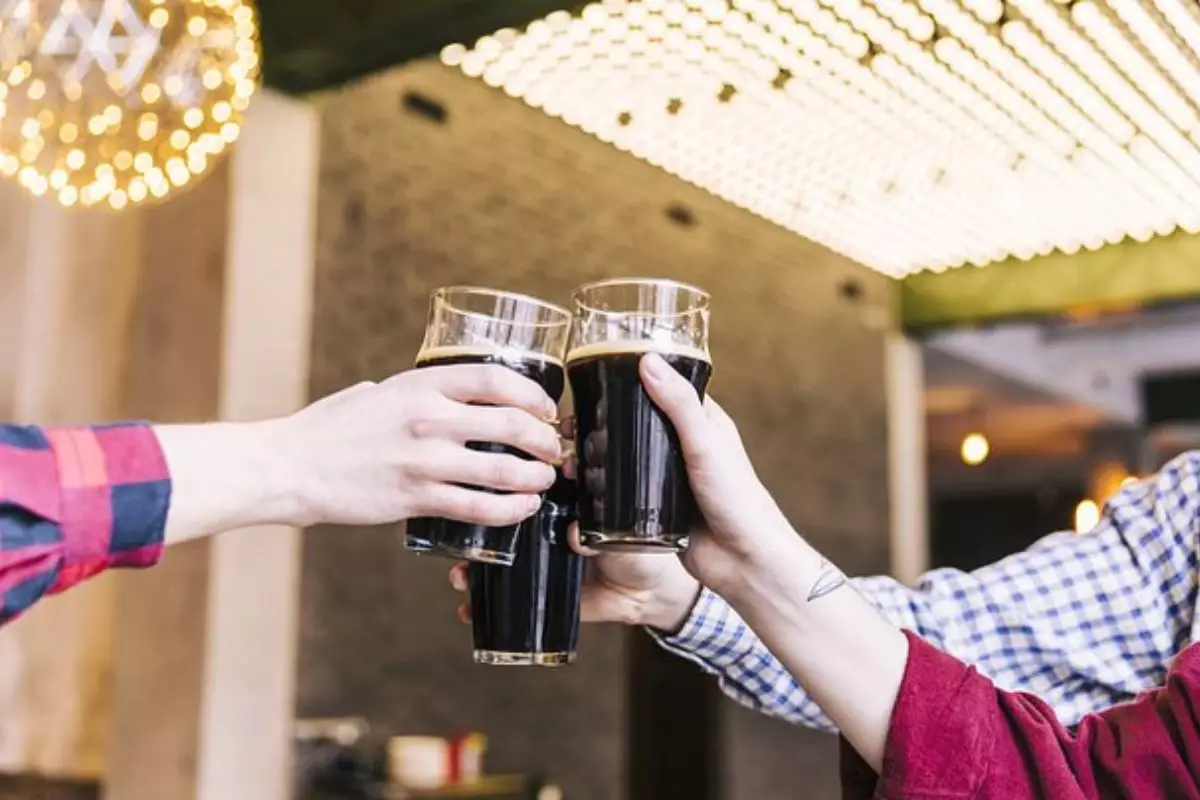 Дәрігер жаңажылдық дастарханда газдалған тәтті сусынның орнына не ішуге болатынын айтты