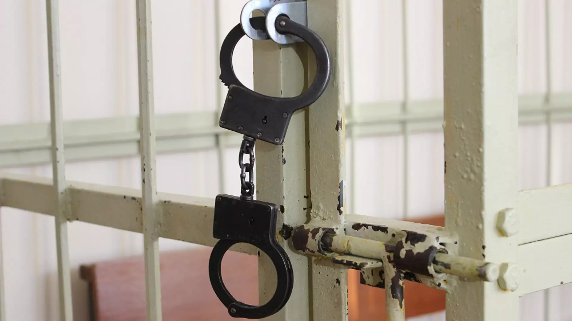 Пенсионерка из Казахстана избила двух полицейских в аэропорту Оренбурга.