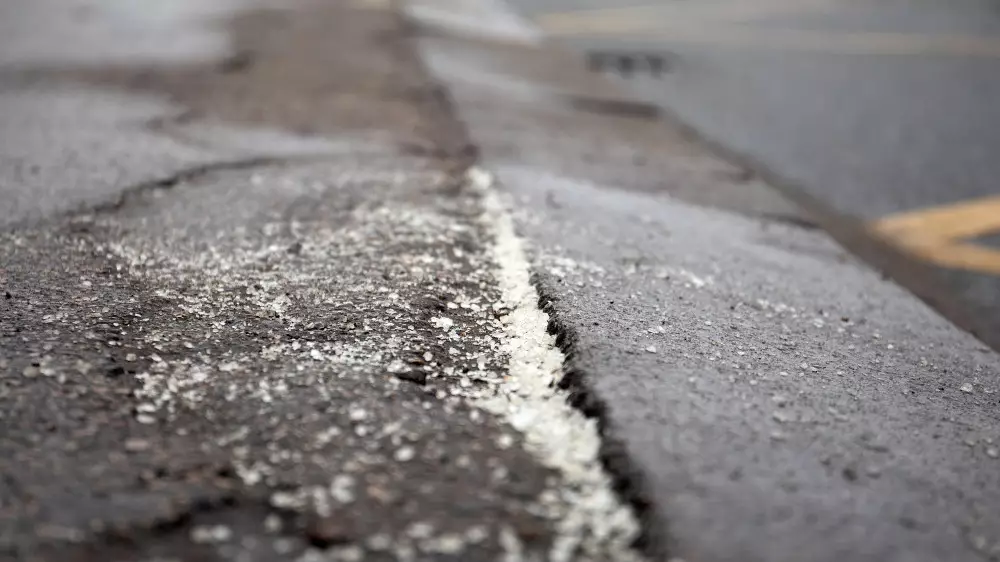 В Казахстане больше не посыпают дороги солью: чем ее заменили