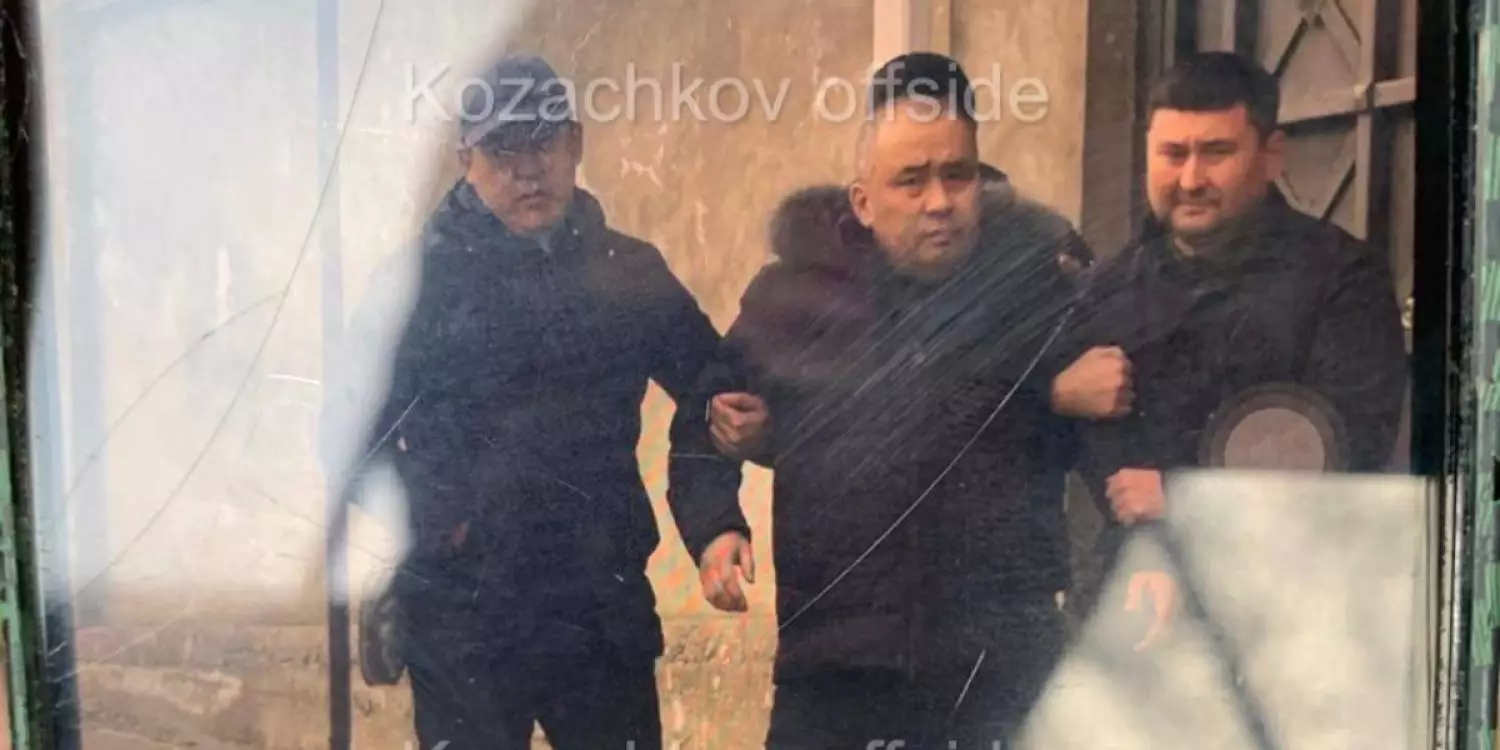 Шымкентте жоғары шенді полицей ірі көлемдегі парамен қолға түсті