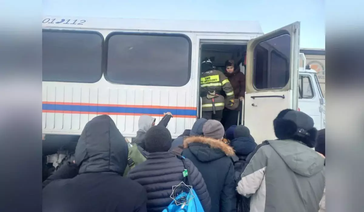 Грузовик столкнулся с автобусом с 59 пассажирами на трассе в Актюбинской области (ВИДЕО)