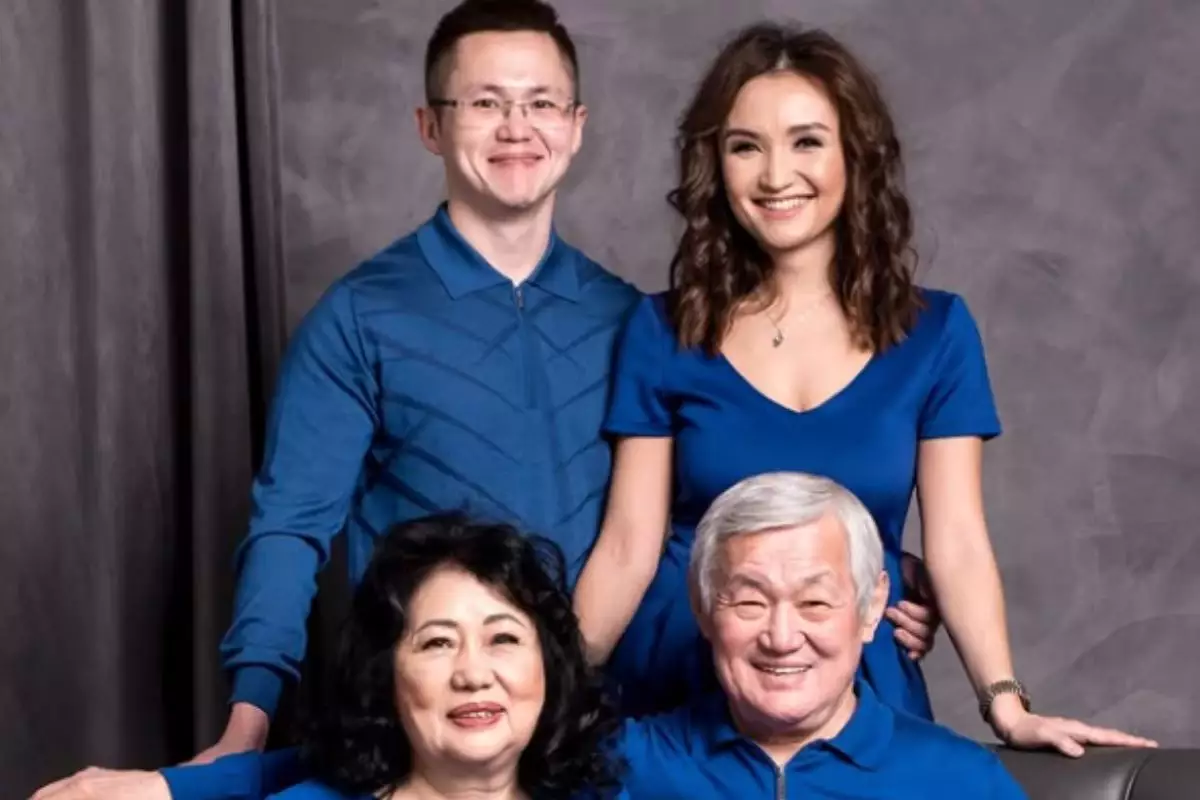 "Өзіне тартуға тырысқан жоқ": Марқұм Бердібек Сапарбаевтың келіні қайын атасымен алғаш таныстығы жайлы айтып берді