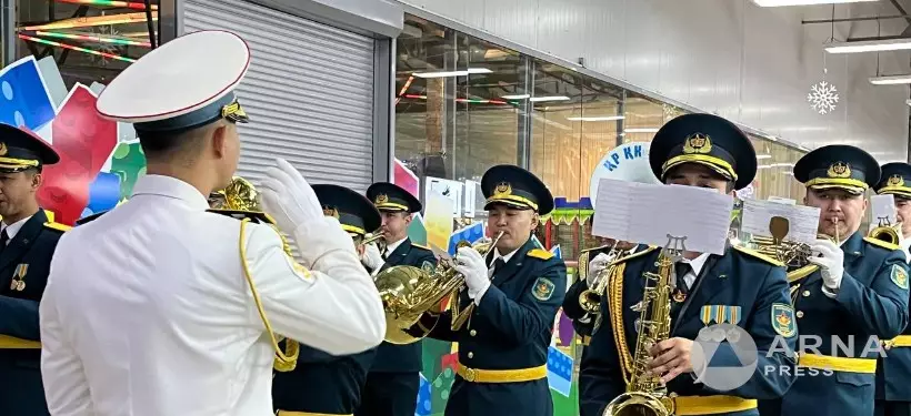 Военный оркестр подарил новогоднее настроение семейчанам в торговых домах