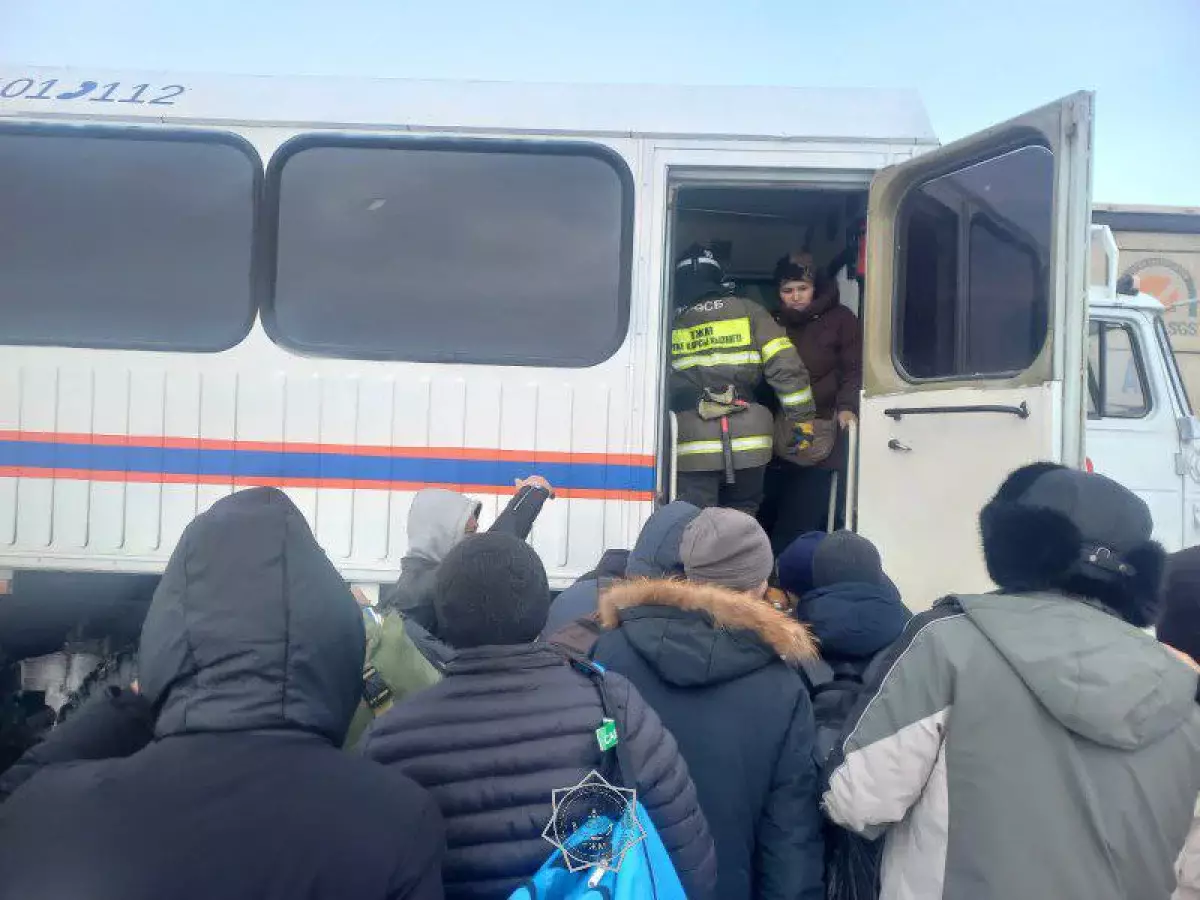 Ақтөбеде автобус пен жүк көлігі соқтығысып, 60-қа жуық адам эвакуациялады