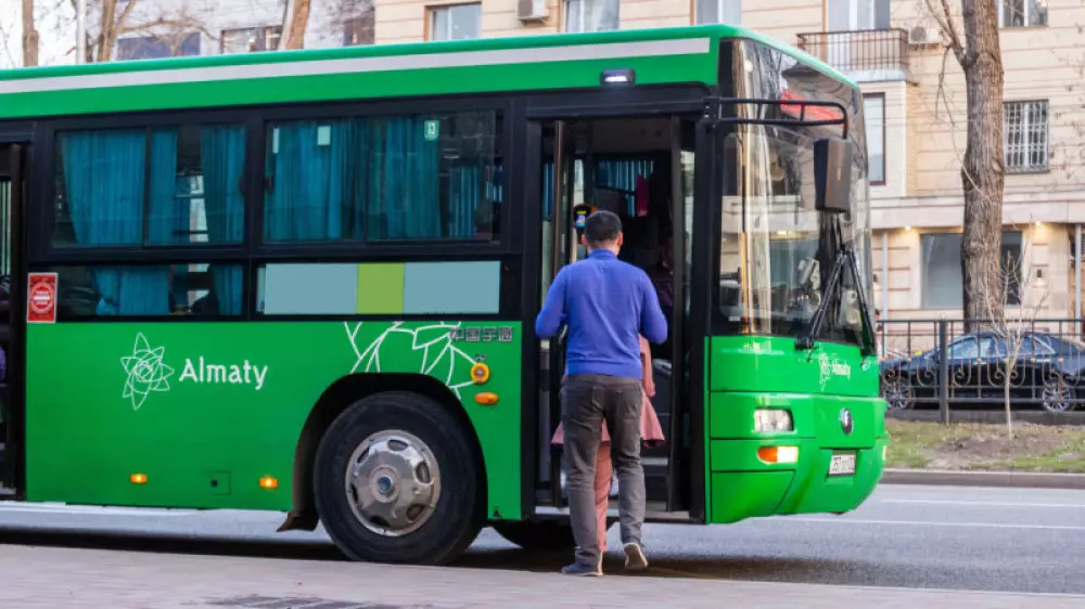 Автобусы и метро Алматы перейдут на новогодний график: расписание