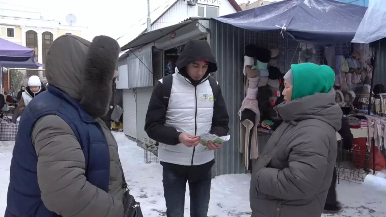 Таза Қазақстан: волонтёры вышли в рейд по рынкам Уральска