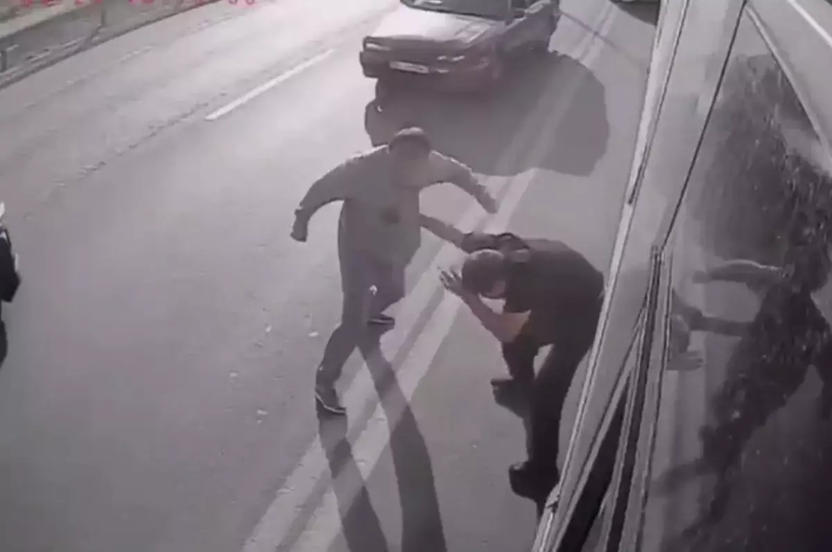 Рассёк голову и бровь: неизвестный напал с кулаками на водителя автобуса прямо на дороге