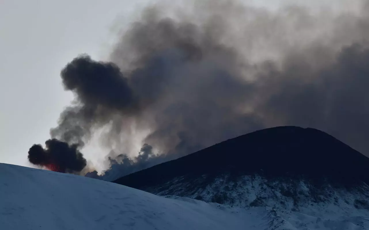 Вулкан Этна выбросил лаву: в Италии объявлен жёлтый уровень угрозы