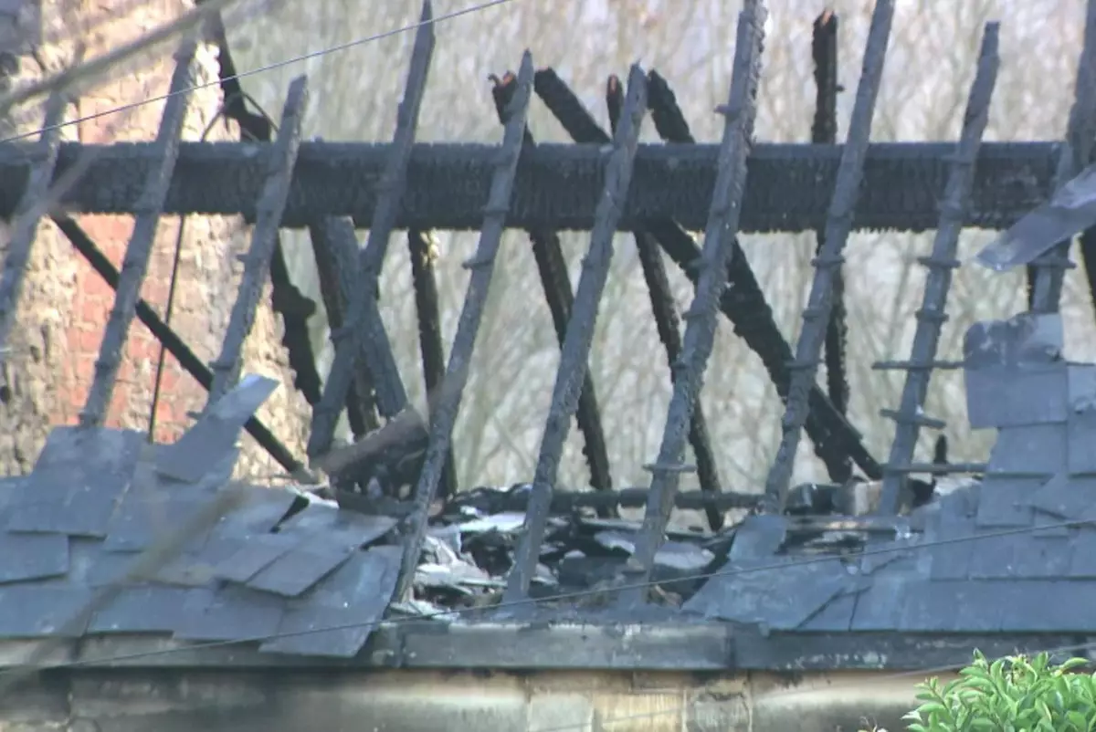 Мать и двое детей погибли при пожаре в частном доме в Великобритании