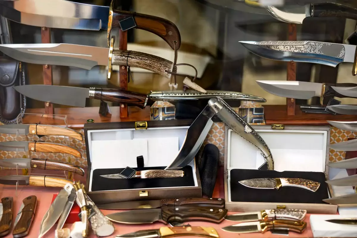 За рекламу холодного оружия наказали интернет-магазин в Казахстане