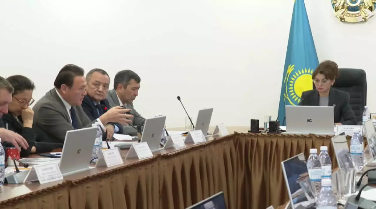 Үшжақты комиссия отырысы: әлеуметтік әріптестік және еңбек қатынастары   