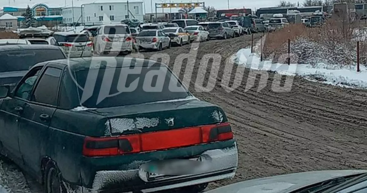 Многочасовые пробки образовались на границе России с Казахстаном.