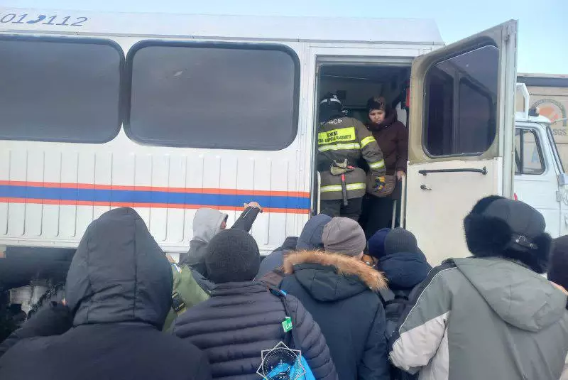 Грузовой автомобиль столкнулся с рейсовым автобусом: эвакуированы 59 человек