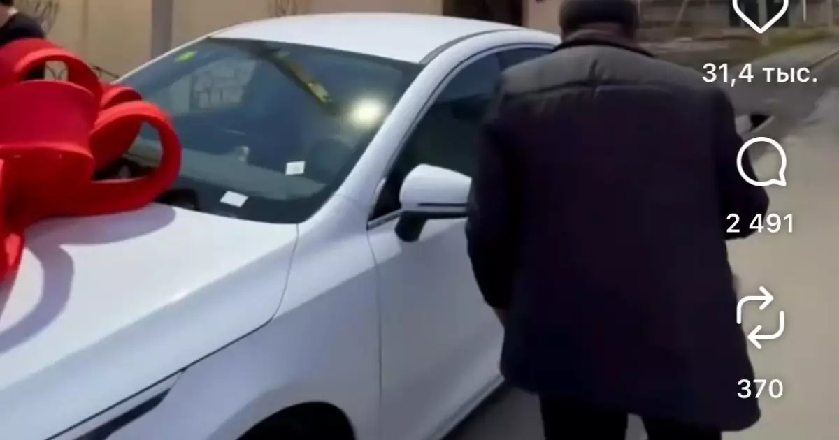   «Бауырлық қамқорлығым»: Заттыбек Көпбосынұлы ағасына сый жасады   