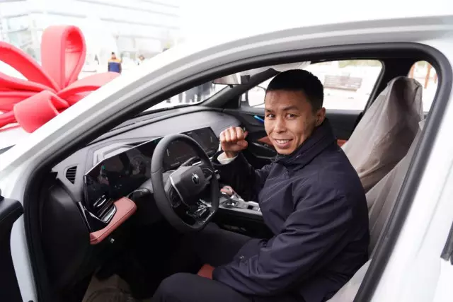 Түркістан облысының әкімі Сәкен Бибосыновқа автокөлік сыйлады