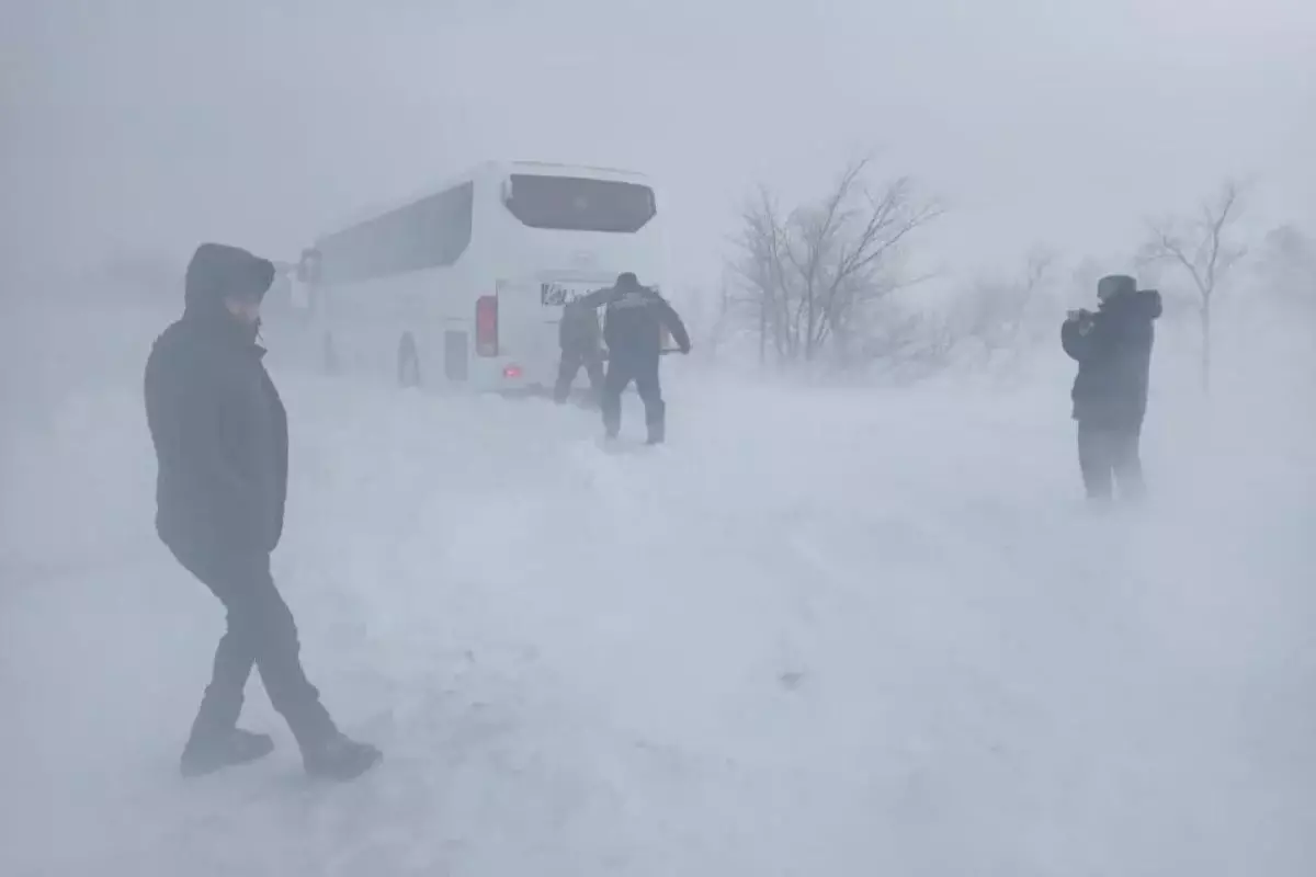 Казахстанские спасатели эвакуировали пассажиров застрявших автобусов в пункты обогрева