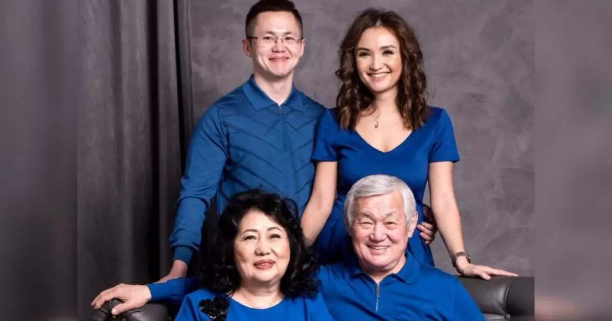  «Өзіне тартуға тырысқан жоқ»: Марқұм Бердібек Сапарбаевтың келіні қайын атасымен алғаш таныстығы жайлы айтып берді 