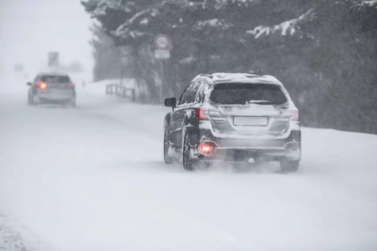 Гололёд и шторм: штормовое предупреждение объявили по всей стране