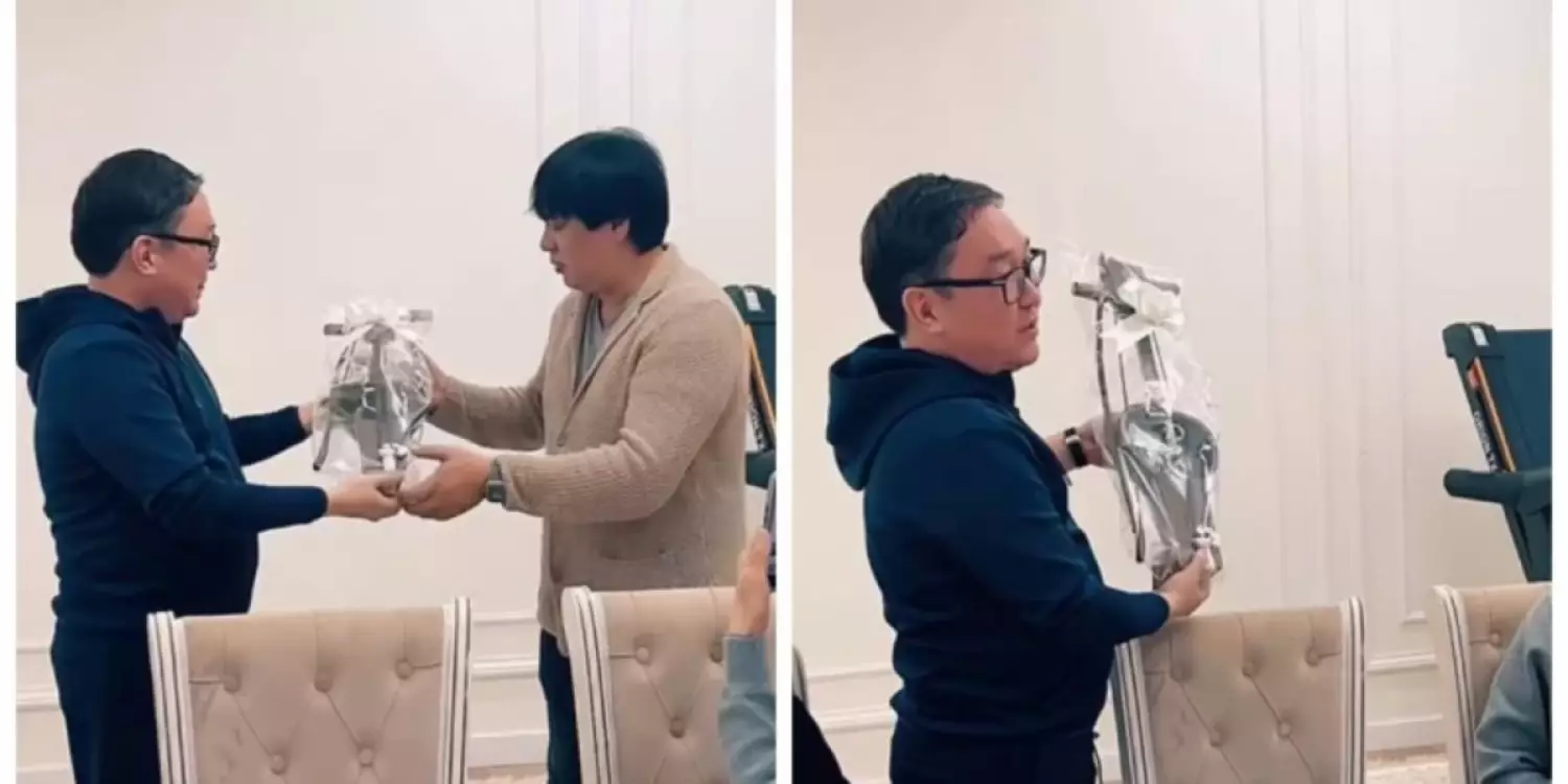 Әнші Бүркіт ерекше сыйлыққа ие болды