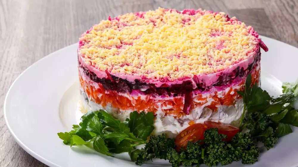 “Сельдь под шубой“ к Новому году: классический и 3 необычных варианта