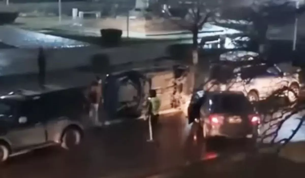 Ночной погром в Актау: водитель перевернул авто на парковке (ВИДЕО)