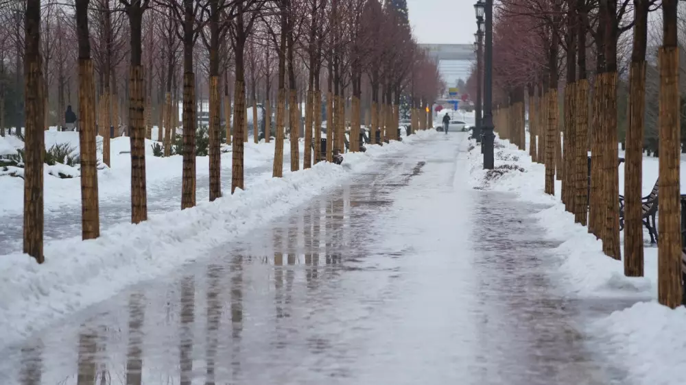 Астана превратилась в каток: как столица переживает гололедицу